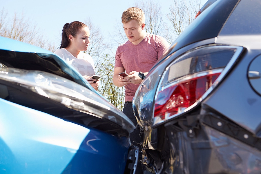 Two motorists exchanging information after a car accident with no injuries
