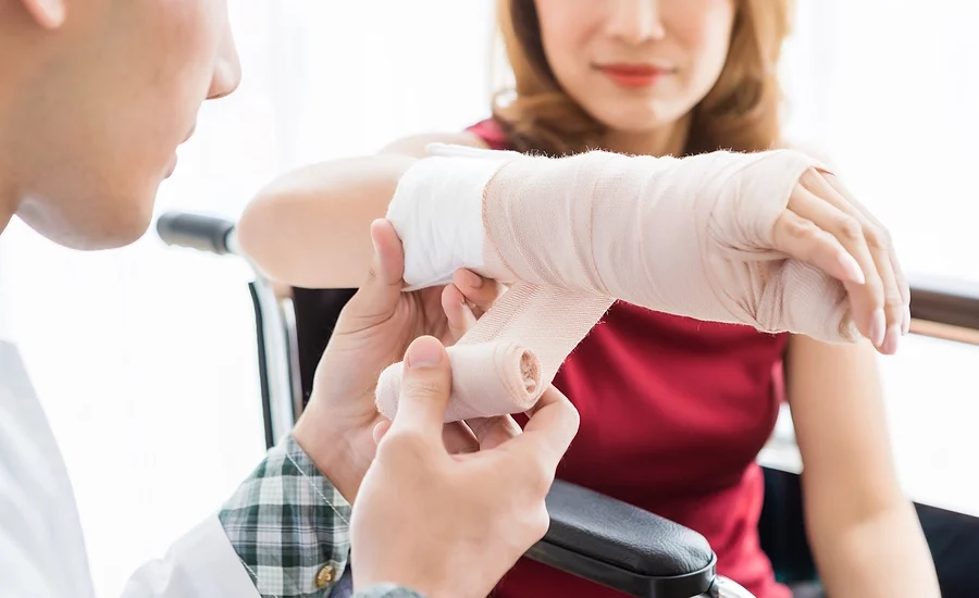 doctor putting a cast on a woman's arm after she broke it in a St. Petersburg personal injury accident