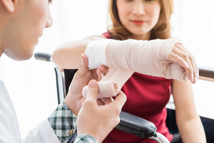 doctor putting a cast on a woman's arm after she broke it in a St. Petersburg personal injury accident