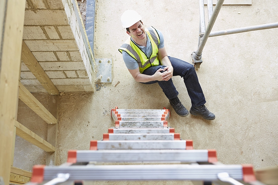 construction worker in pinellas park who has fallen off a ladder and injured his knee